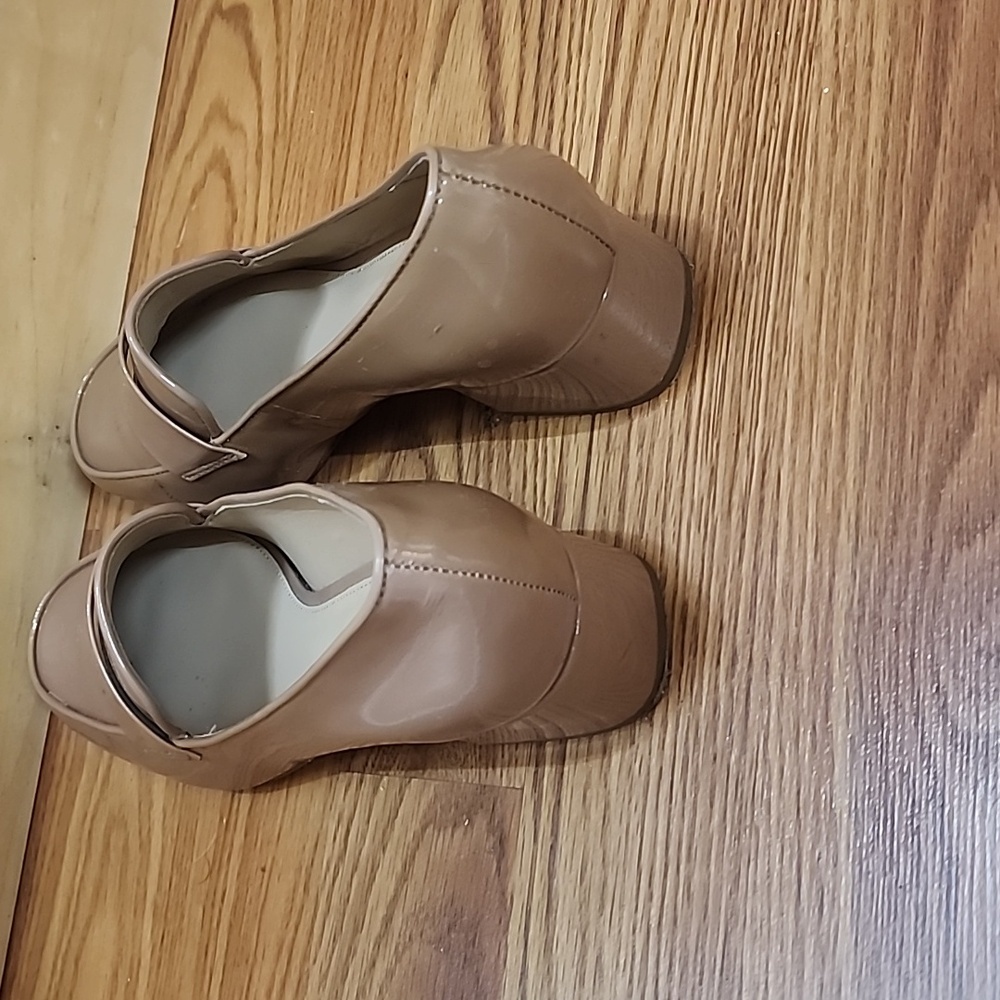 Antonio Melani beige glossy shoes size 6 M - Picture 3 of 3